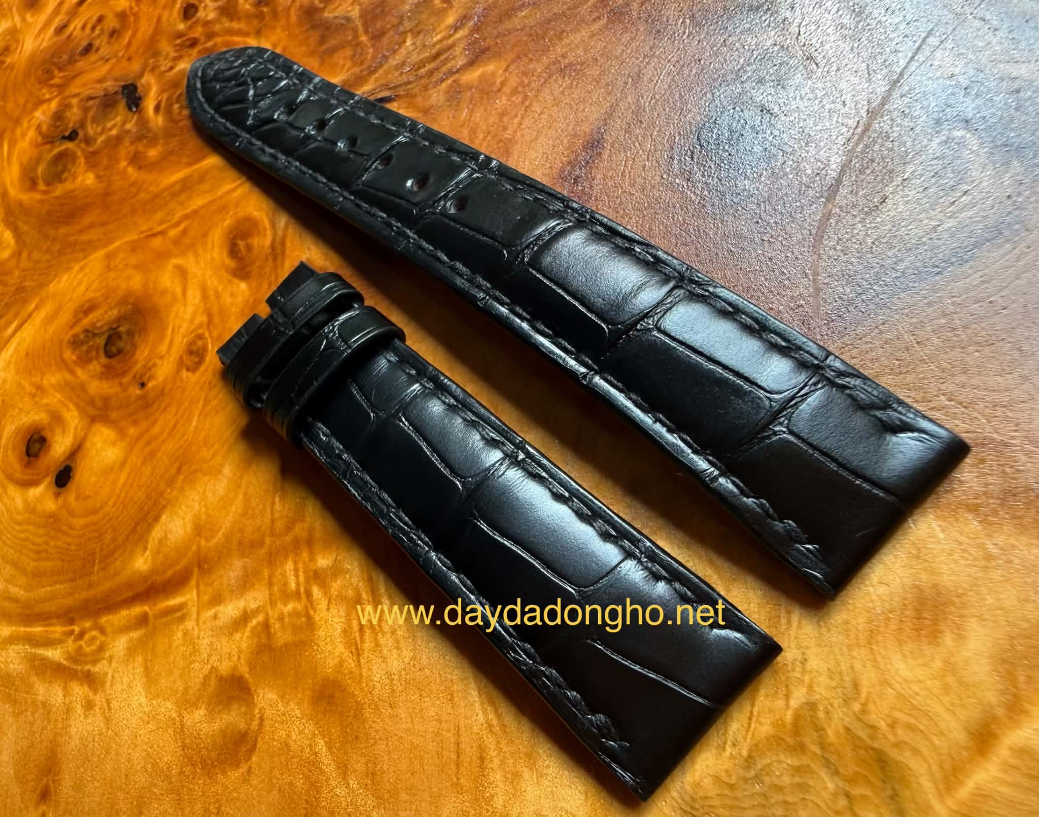 Hỗ trợ đo size dây da đồng hồ phù hợp tại xưởng chuyên nghiệp <b> Hình ảnh đo size tay khách hàng để làm dây da đồng hồ theo yêu cầu