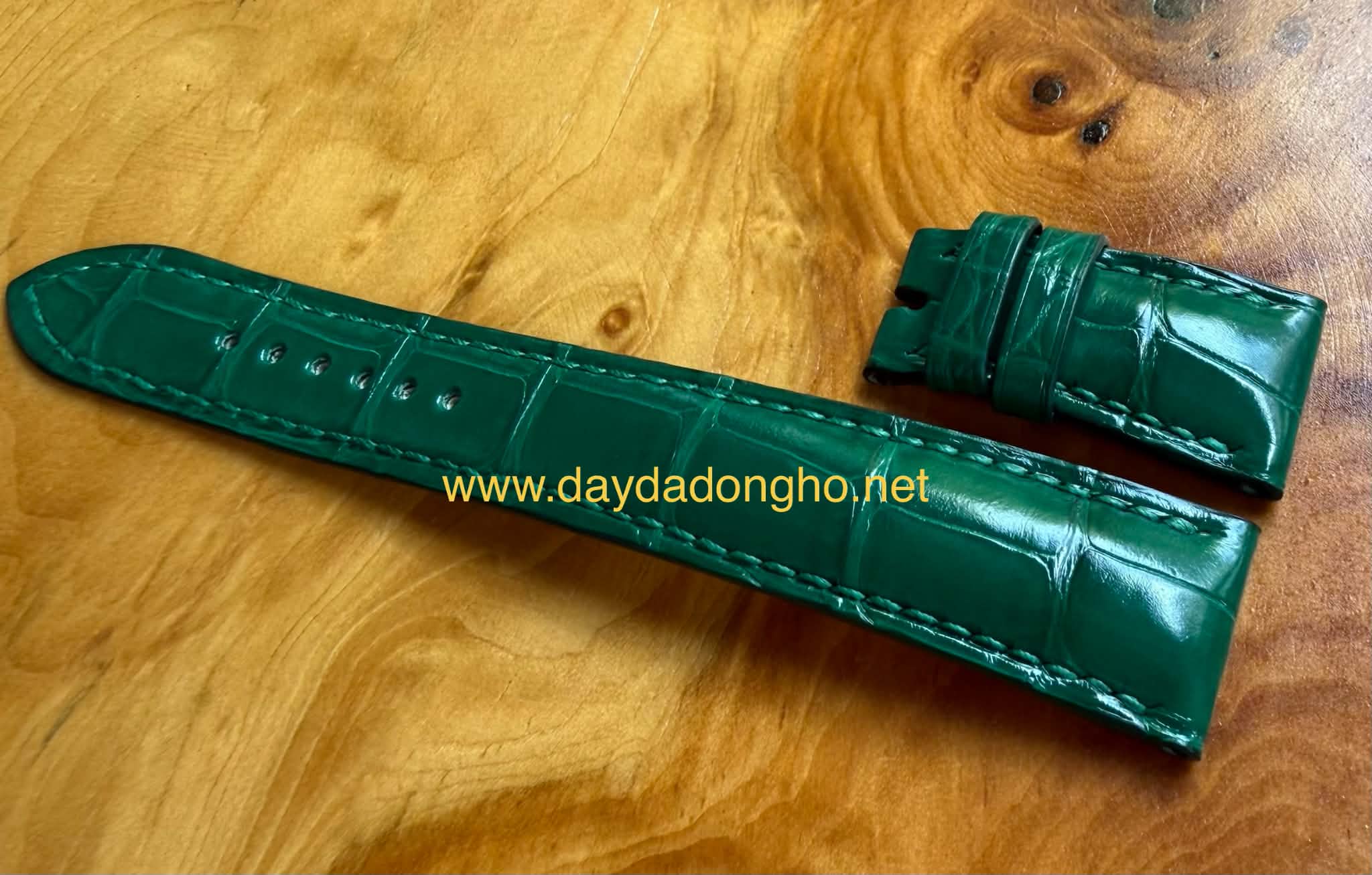Quá trình gia công dây da đồng hồ chuẩn Thụy Sỹ tại xưởng chuyên nghiệp <b> Thợ thủ công gia công dây da đồng hồ chất lượng cao tại xưởng